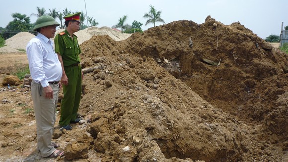Chôn gà vi phạm ngay gần khu dân cư ảnh 1
