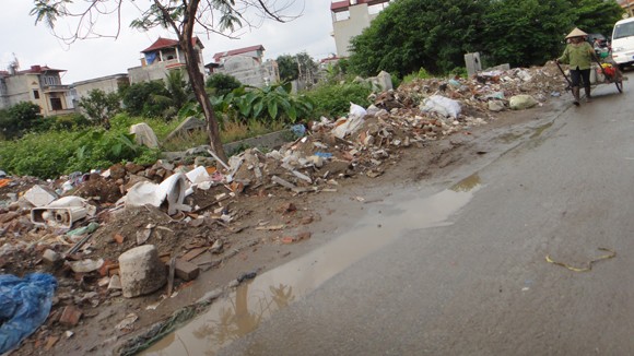 Cổng trường thành bãi rác ảnh 1