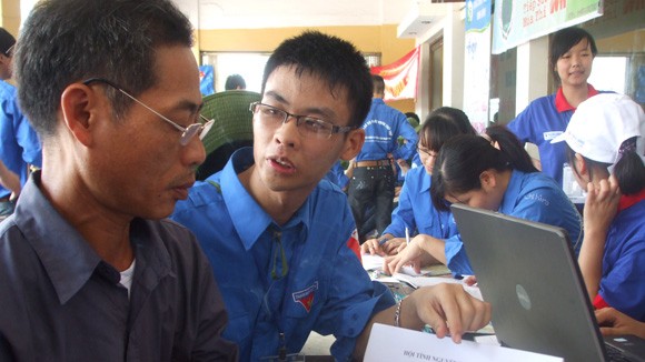 Áo xanh thắp lửa mùa thi ảnh 1