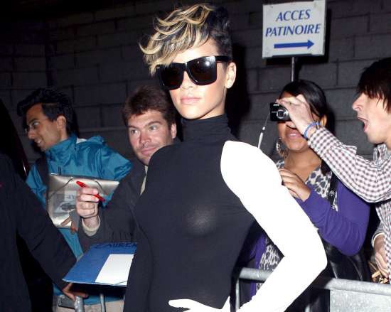 "Bỏng mắt" nhìn Rihanna mặc váy mỏng khoe "hàng" ảnh 4