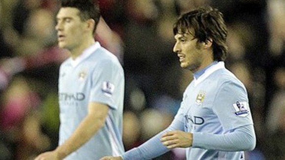 Man City tự “bắn” vào chân ảnh 1