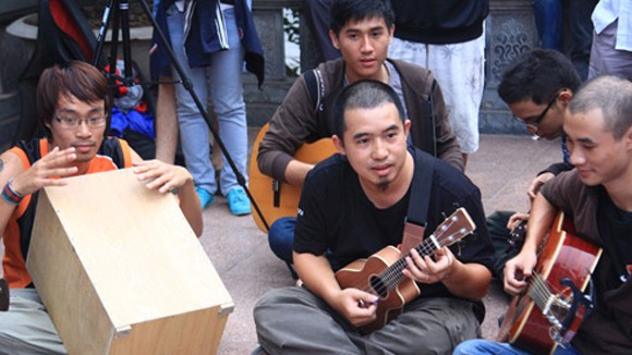 Gã “chế” du ca ảnh 1