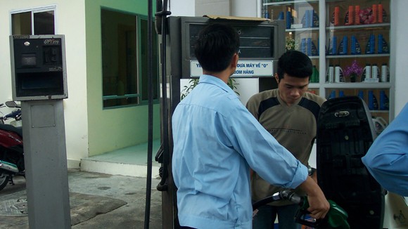 Tái diễn hiện tượng bán xăng dầu nhỏ giọt ảnh 1