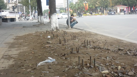 “Bãi chông” trên vỉa hè ảnh 1