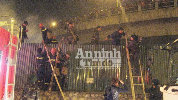 Cháy lớn tại kho hàng tiếp giáp với cảng Hà Nội ảnh 4