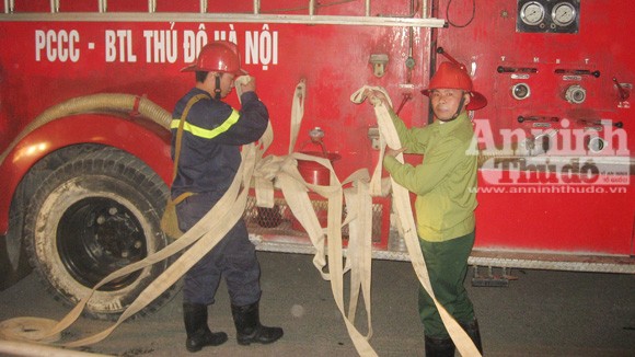 Cháy lớn tại kho hàng tiếp giáp với cảng Hà Nội ảnh 7
