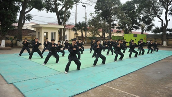 Bế giảng lớp tập huấn quân sự, võ thuật nâng cao năm 2012: 100% học viên đạt yêu cầu ảnh 1