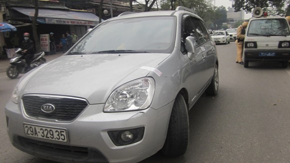 Đi sai làn, đẩy lùi CSGT giữa phố ảnh 1