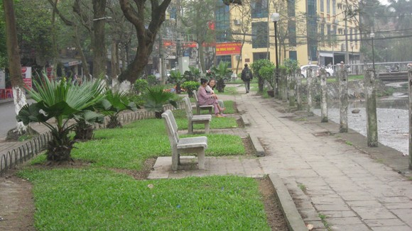 Làm “sạch” vỉa hè ven hồ Trúc Bạch ảnh 1