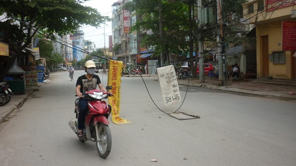 Dây cáp vắt ngang đường Chiến Thắng ảnh 1