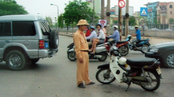 Lao thẳng xe vào CSGT ảnh 1