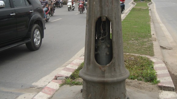 Bẫy “tử thần” trên đường Lê Văn Lương ảnh 1