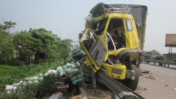 2 xe tải đâm nhau trên đường cao tốc Pháp Vân ảnh 1
