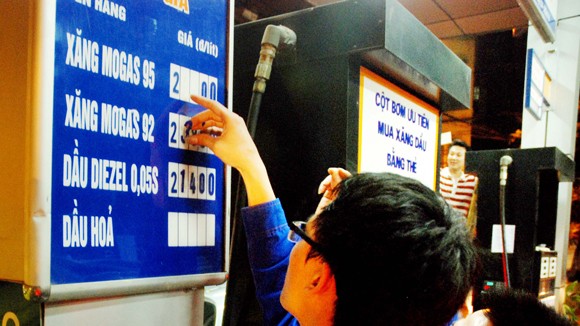 Giá xăng lên mức 23.400 đồng/lít: Tăng nhanh, giảm chậm! ảnh 1