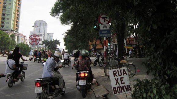 Bát nháo biển báo giao thông ảnh 2