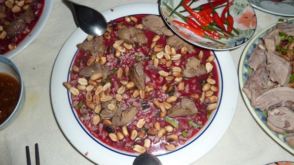 Nguy kịch vì tiết canh lợn ảnh 2