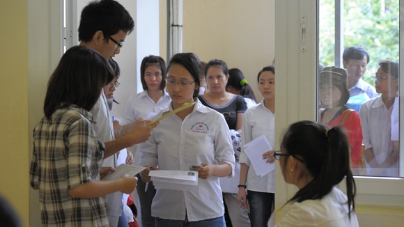 Giám thị căng thẳng hơn thí sinh ảnh 1