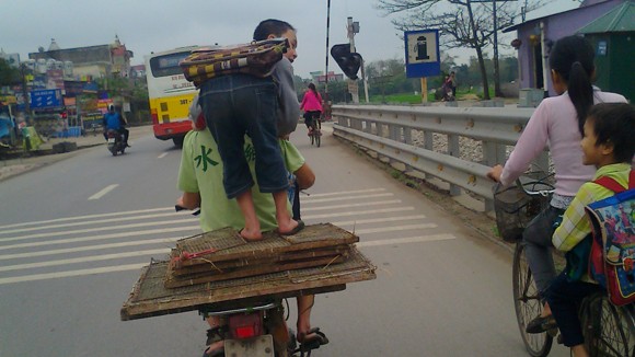“Diễn xiếc” trên đường ảnh 1