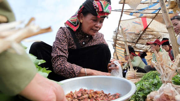 Bữa tiệc côn trùng ở chợ Hát Lót ảnh 1