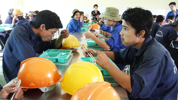 Công nhân no bụng, đói chất ảnh 1