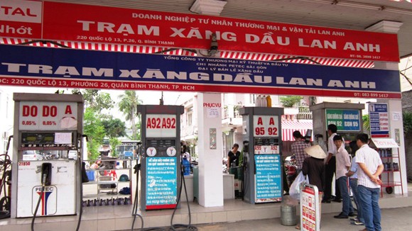 Một cây xăng bị khách hàng “quây” vì nghi xăng rởm ảnh 1