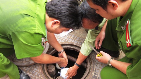 Một cây xăng bị khách hàng “quây” vì nghi xăng rởm ảnh 2