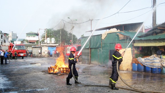 Diễn tập chữa cháy chợ Long Biên ảnh 1