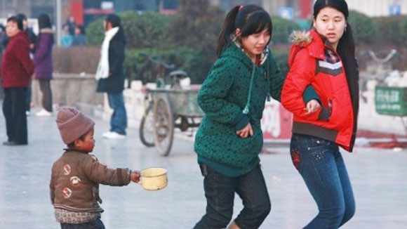“Bó tay” với ăn xin chuyên nghiệp ảnh 1