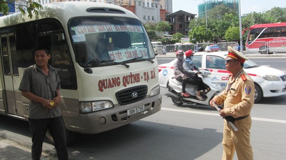 Linh hoạt xử lý xe chạy tốc độ… rùa bò ảnh 1