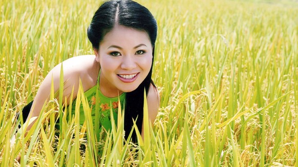 Ca sĩ Anh Thơ: Đi lên từ... ruộng đất ảnh 1
