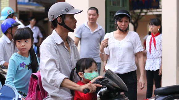 Dịch vụ đưa đón, giữ trẻ sau giờ học: Tiện nhiều, rủi ro không ít ảnh 1