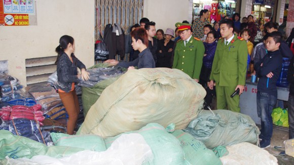 Thu giữ 6 tấn quần áo chưa có chủ ảnh 1