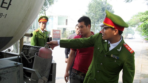 Cháy “chuyển hướng” về đêm ảnh 1