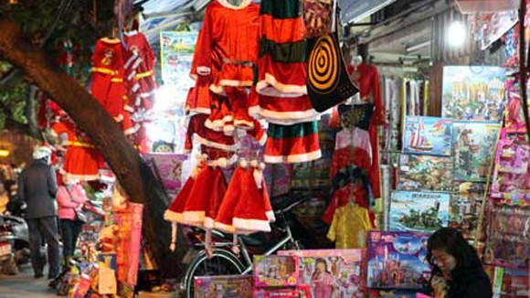 Thị trường quà tặng Noel 2012 kém sôi động vì kinh tế khó khăn ảnh 1