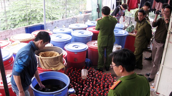 “Lách luật” bán rượu ngâm cây thuốc phiện ảnh 1