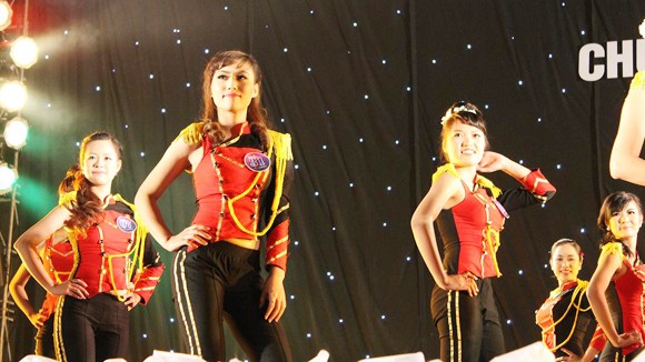 Trường học không phải là sàn catwalk ảnh 1
