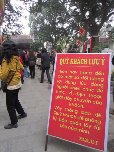 Đi lễ, không còn lo mất của ảnh 2