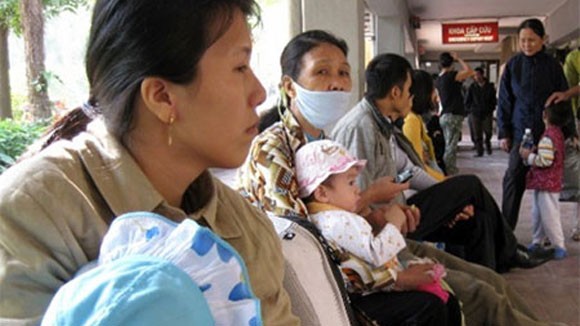 Đầu năm, bệnh nhi ồ ạt nhập viện ảnh 1
