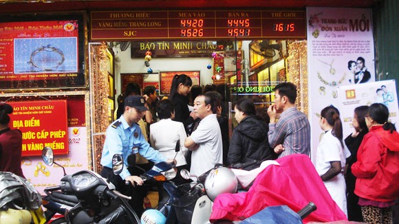Chen nhau mua vàng lấy may ảnh 1