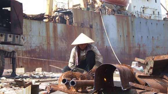 Hàng loạt tàu biển vật vờ xin phá dỡ ảnh 1