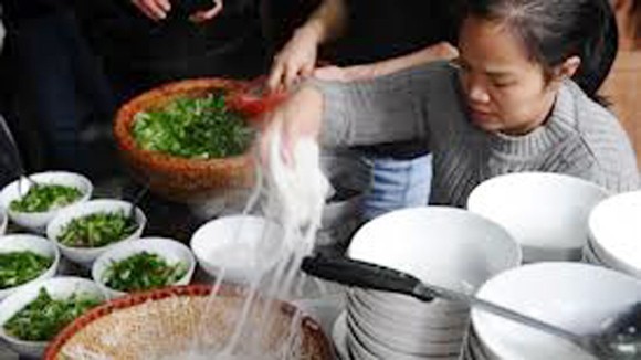 Hàng ăn vẫn ra sức “chặt chém” ảnh 1