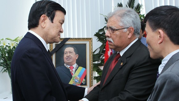 Chủ tịch nước Trương Tấn Sang viếng Tổng thống Hugo Chavez ảnh 1