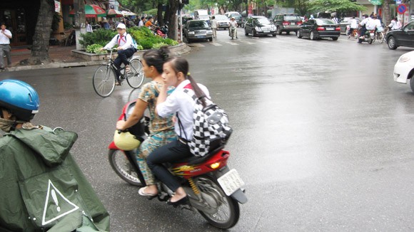 Con không đội mũ bảo hiểm, cha mẹ bị phạt ảnh 1