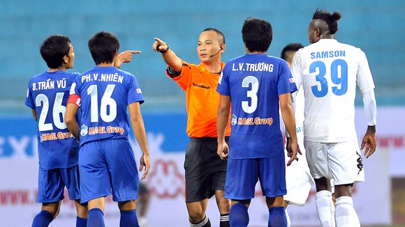 Trọng tài ngày càng yếu kém ảnh 1