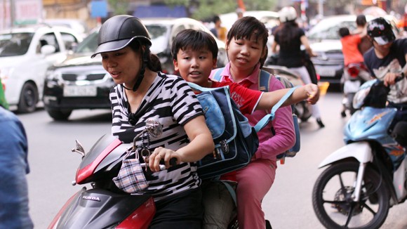 Nhiều phụ huynh vẫn không đội mũ cho trẻ ảnh 1