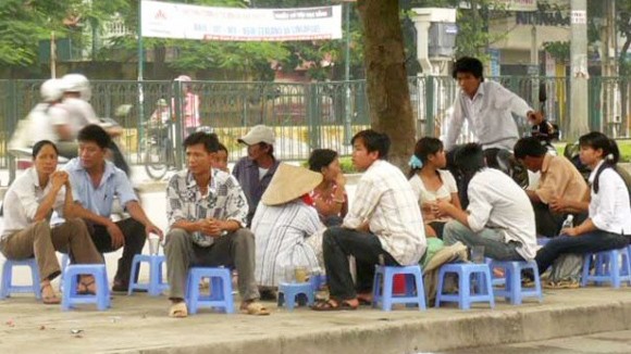 Biết mầm bệnh, vẫn uống nước vỉa hè ảnh 1