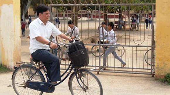 Thầy giáo khuyết tật được yêu thích nhất ảnh 1