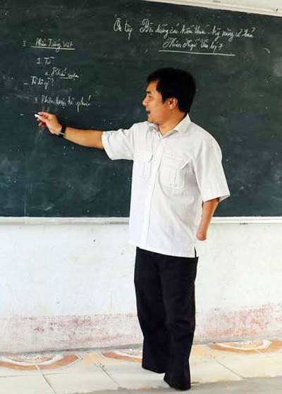 Thầy giáo khuyết tật được yêu thích nhất ảnh 2