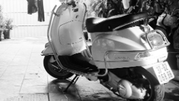 Nữ sinh viên Đại học Y trộm xe Vespa đền bạn trai ảnh 1
