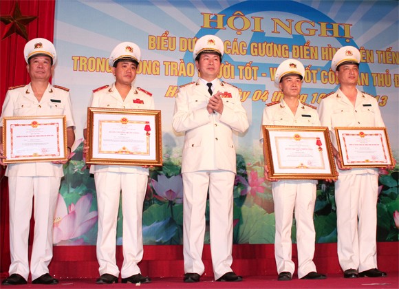 Lãnh đạo CATP Hà Nội đón nhận các phần thưởng cao quý ảnh 2